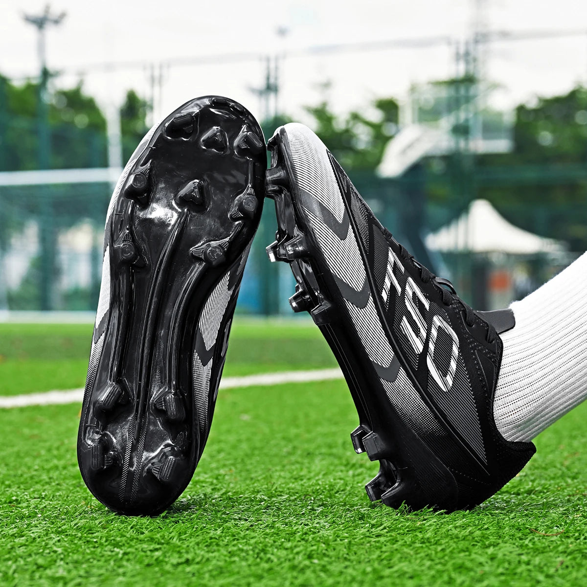 Popular low-top football boots, broken nails, TF and spikes FG unisex styles, 2 colors to choose from, breathable and non-slip
