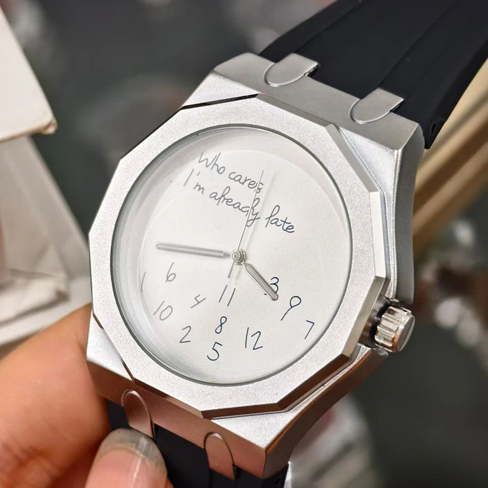 Orologio da uomo di lusso con cassa ottagonale e cinturino in silicone, impermeabile, dotato di un quadrante che riporta lo slogan umoristico «Who Cares I'm Already Late» (E allora? Sono già in ritardo).