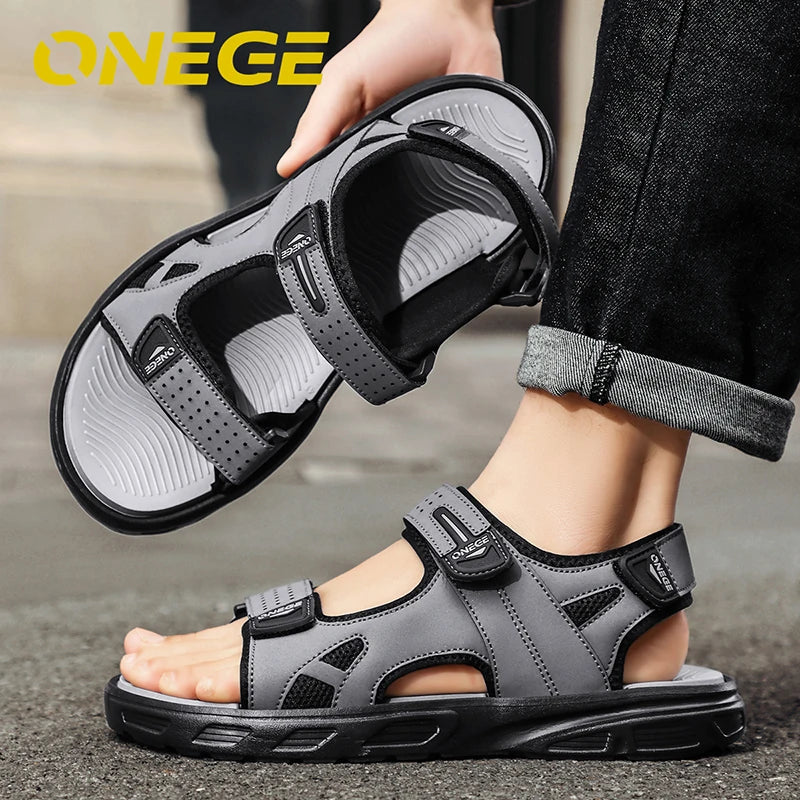 Une paire de sandales de sport simples, légères et neuves, style été, chaussures de conduite antidérapantes pour hommes, chaussures de plage, résistantes à l'usure, grande taille, chaussures à velcro