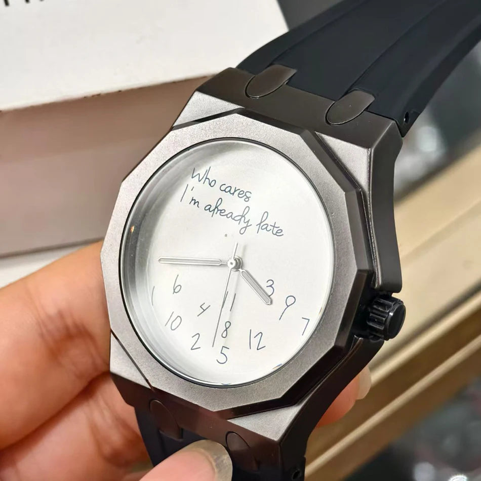 Orologio da uomo di lusso con cassa ottagonale e cinturino in silicone, impermeabile, dotato di un quadrante che riporta lo slogan umoristico «Who Cares I'm Already Late» (E allora? Sono già in ritardo).