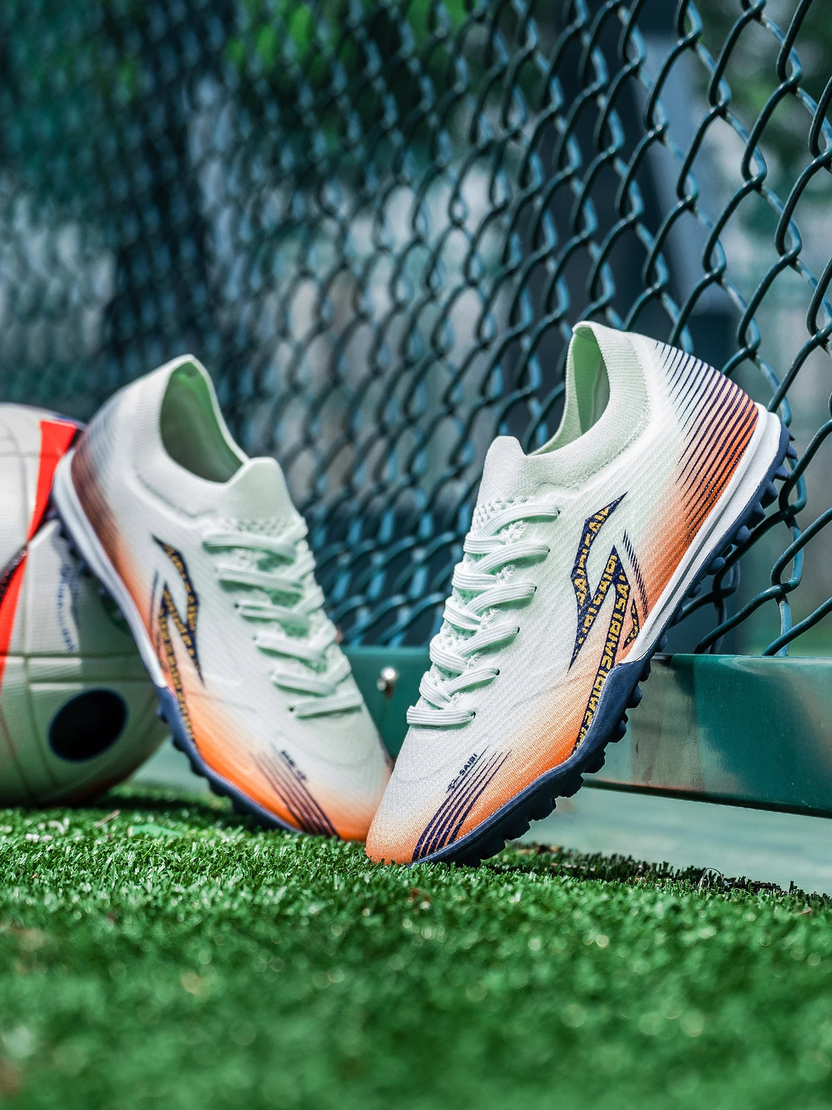 Chaussures de football pour hommes adultes, modèle TF, à tiges hautes, avec empeigne souple en PU, semelles antidérapantes et crampons, idéales pour les matchs et l'entraînement sur gazon synthétique.