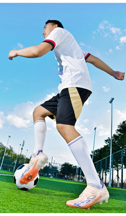 Nouvelles chaussures de football pour hommes, chaussures de futsal d'intérieur antidérapantes, crampons de match de haute qualité, chaussures de football, baskets, chaussures montantes pour terrain gazonné et extérieur