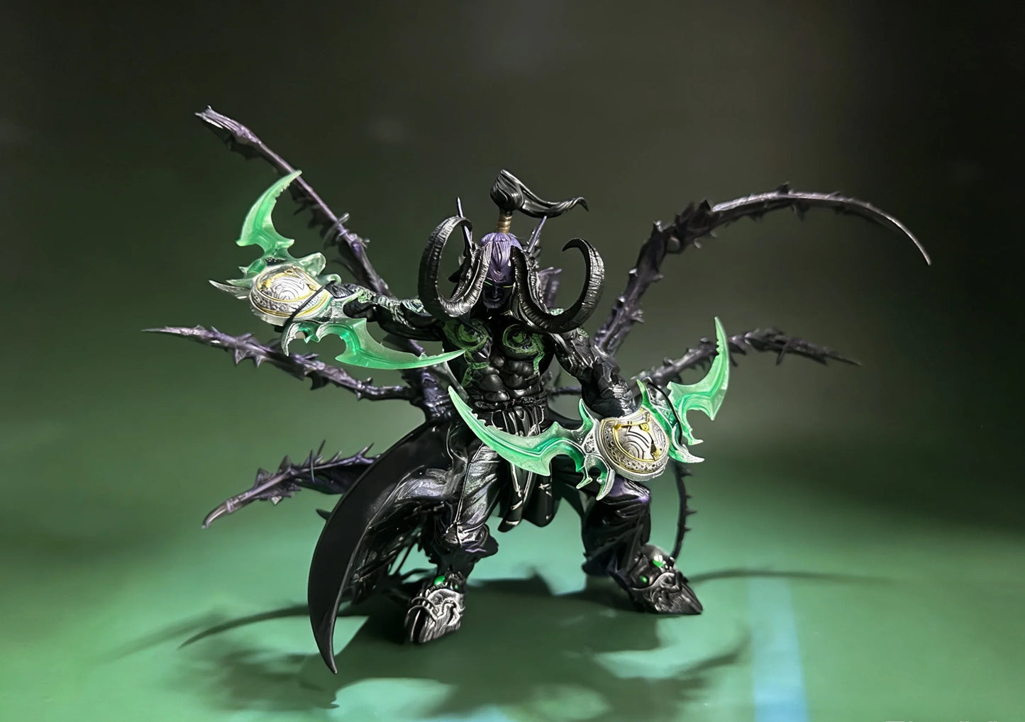 World of Warcraft Handheld Black Devil Hunter Illidan Fury Wind Ornament Lich King Arthas Model Boy