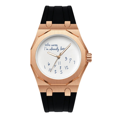 Orologio da uomo di lusso con cassa ottagonale e cinturino in silicone, impermeabile, dotato di un quadrante che riporta lo slogan umoristico «Who Cares I'm Already Late» (E allora? Sono già in ritardo).