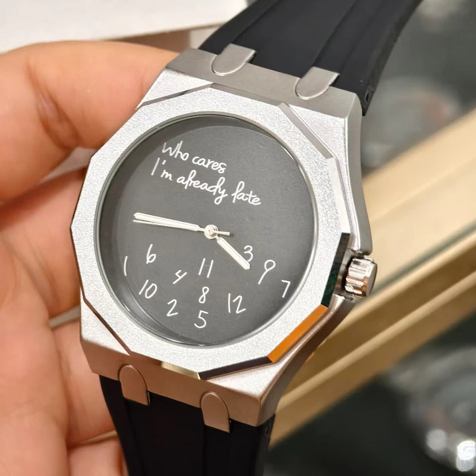Orologio da uomo di lusso con cassa ottagonale e cinturino in silicone, impermeabile, dotato di un quadrante che riporta lo slogan umoristico «Who Cares I'm Already Late» (E allora? Sono già in ritardo).