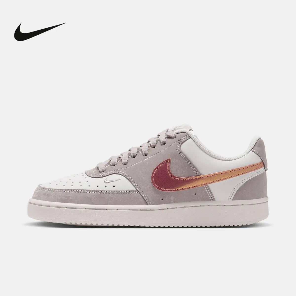 W NIKE COURT VISION LO LX IU7630-200, baskets basses pour femmes, chaussures décontractées en cuir gris et blanc avec semelle en caoutchouc bordeaux et logo Swoosh.