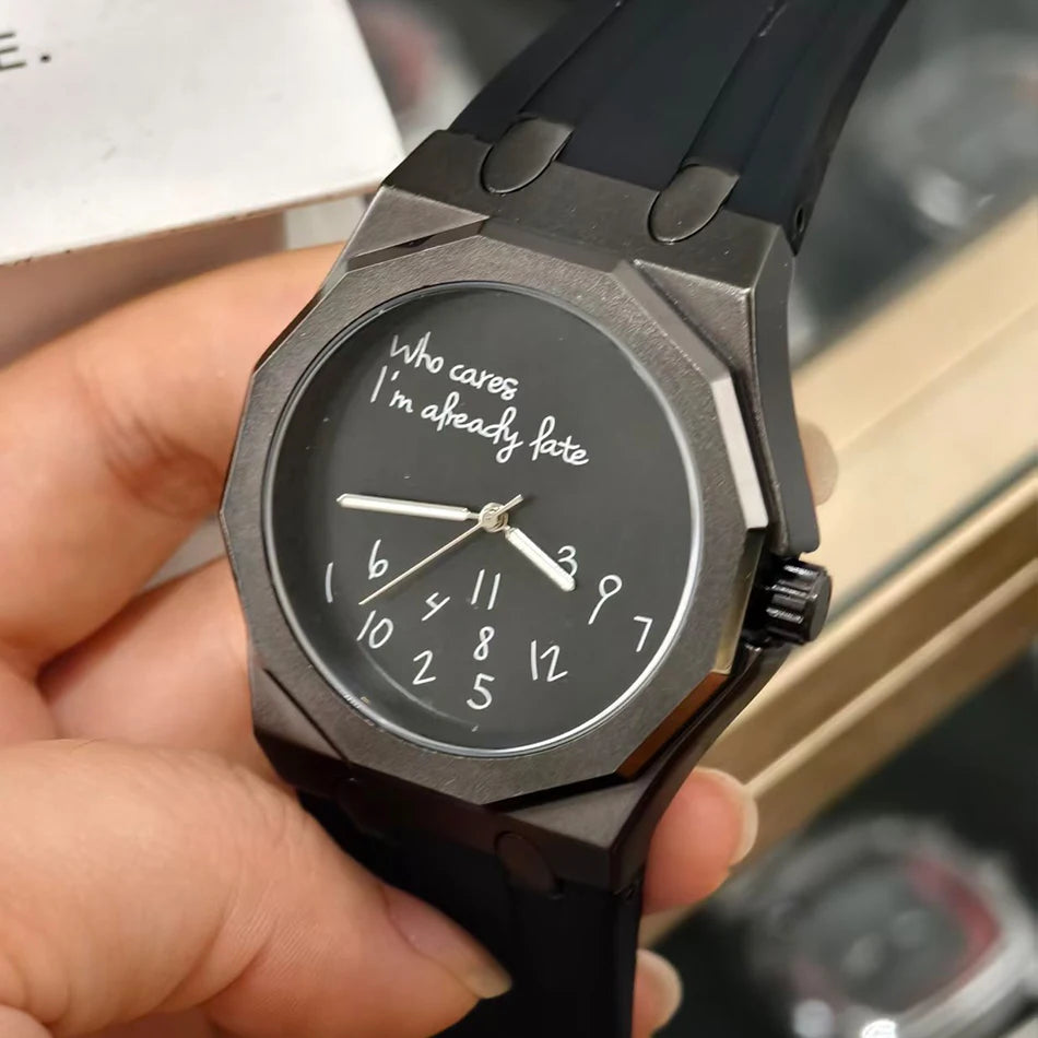 Orologio da uomo di lusso con cassa ottagonale e cinturino in silicone, impermeabile, dotato di un quadrante che riporta lo slogan umoristico «Who Cares I'm Already Late» (E allora? Sono già in ritardo).
